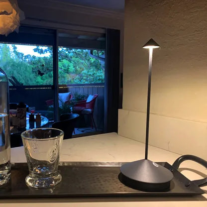 Przenośna lampa stołowa LED | Smukła i bezprzewodowa